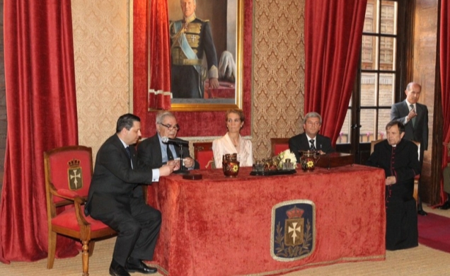 Doña Elena, en la mesa presidencial, con el teniente de hermano mayor, el fiscal y el secretario de la Real Maestranza de Caballería de Zaragoza.